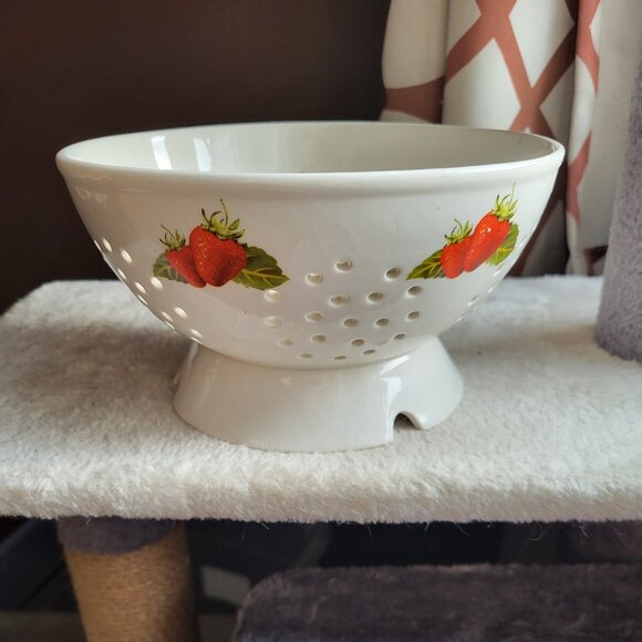 RARE Vintage Ceramic Avon Strawberry Colander Strainer Basket Country Chic BIN A - Picture 1 of 8